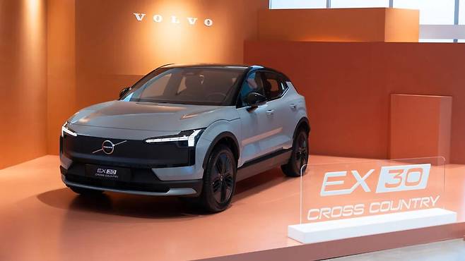 볼보 EX30 크로스 컨트리
