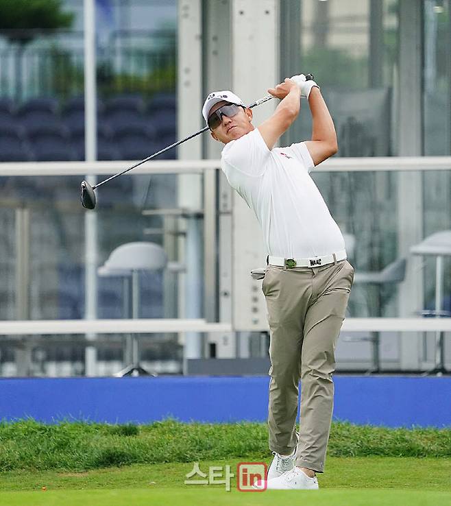 10번홀에서 티샷하는 송영한. (사진=이데일리 골프in 조원범 기자)