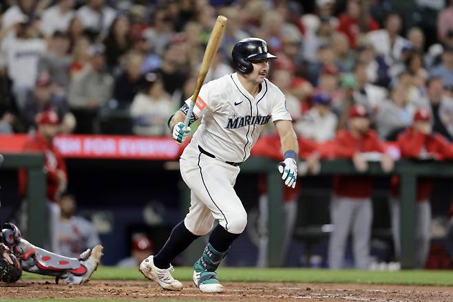 시애틀 매리너스 칼 롤리가 지난 11일(한국시각) T모바일파크에서 열린 세인트루이스 카디널스전에서 3회말 안타를 터뜨리고 있다. AP연합뉴스