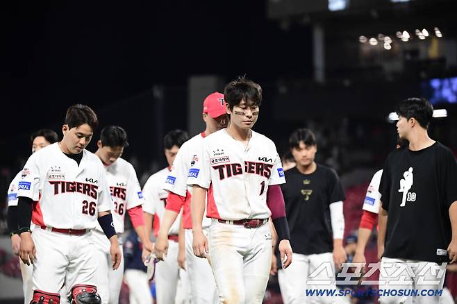 11일 광주 기아챔피언스필드에서 열린 KIA와 롯데의 경기. 롯데가 KIA에 승리했다. 경기 종료 후 그라운드를 나서는 KIA 선수들. 광주=송정헌 기자songs@sportschosun.com/2025.09.11/