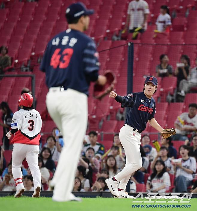 11일 광주 기아챔피언스필드에서 열린 KIA와 롯데의 경기. 1회말 무사 1, 2루. 삼중살 내야땅볼 타구를 날린 KIA 김선빈. 광주=송정헌 기자songs@sportschosun.com/2025.09.11/