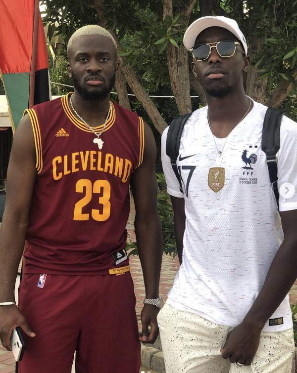 2018년 탕귀 은돔벨레(왼쪽)와 함께. 출처=요안 위사 SNS