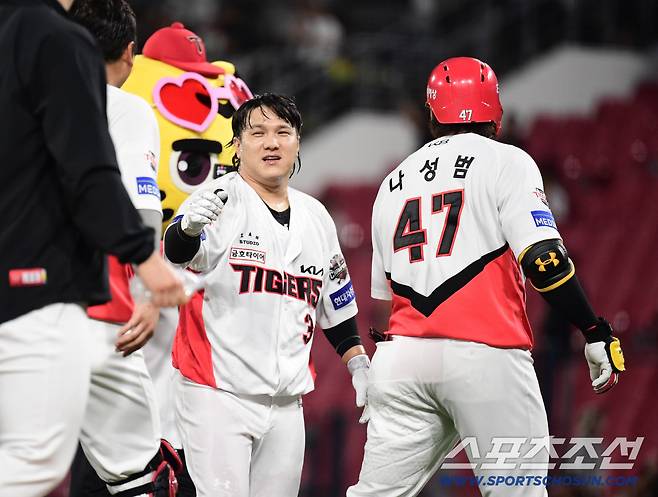 12일 광주 기아챔피언스필드에서 열린 KIA와 두산의 경기. 9회말 KIA 김선빈이 끝내기 안타를 날렸다. 동료들의 축하를 받고 있는 김선빈. 광주=송정헌 기자songs@sportschosun.com/2025.09.12/