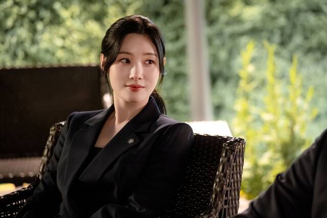 정채연은 JTBC 토일드라마 '에스콰이어: 변호사를 꿈꾸는 변호사들'에서 신입 변호사 강효민 역을 맡았으나 몰입을 깨는 연기력으로 아쉬움을 자아냈다. /㈜비에이엔터테인먼트, SLL, 스튜디오S