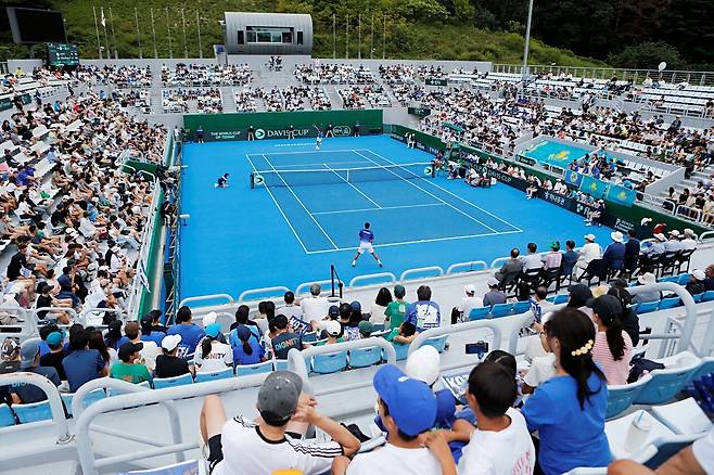 12일 춘천 송암스포츠타운 센터코트가 관중으로 가득찼다.