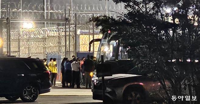 미국 이민당국의 단속으로 4일(현지 시간) 구금된 현대차-LG에너지솔루션 배터리공장 건설현장 직원들이 체포 일주일 만인 11일 석방돼 버스에 타고 있다. 이날 한국인 근로자 316명을 포함한 330명이 애틀랜타 공항에서 대한항공 전세기를 타고 한국으로 출발했다. 포크스턴=신진우 특파원 niceshin@donga.com