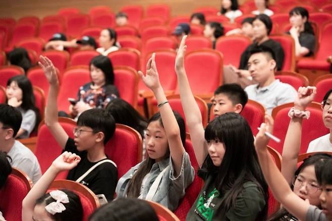 손을 들고 발표하는 어린이 우주 기자단. 스튜디오 51 제공