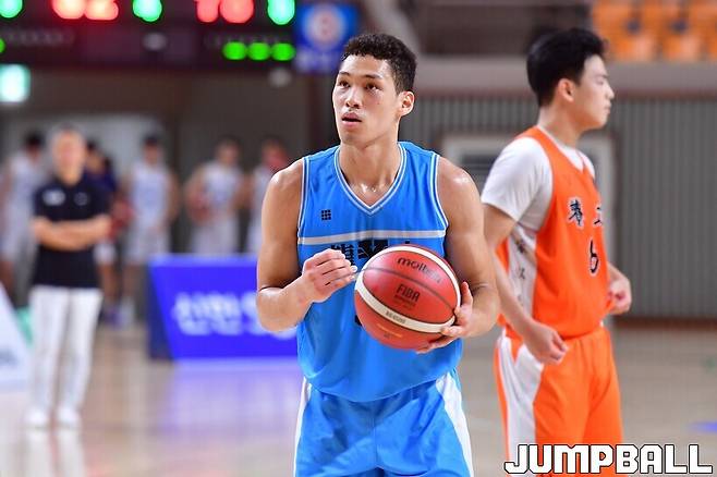 ▲자유투를 시도하는 에디 다니엘