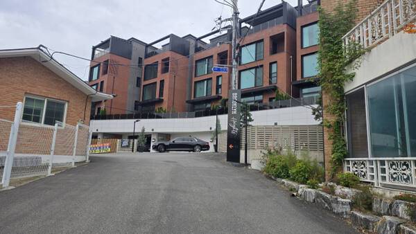 의왕시 오전동 오전·왕곡 공공주택지구 예정지 내 단독주택단지. 이 단지에 거주하는 주민들은 개발 수용대상에서 제외돼 개발이 진행될 경우 공사장 한가운데 고립된 섬으로 전락할 우려가 있다며 공공주택지구 수용 대상에 편입시켜줄 것을 요구하고 있다. 입주민 제공