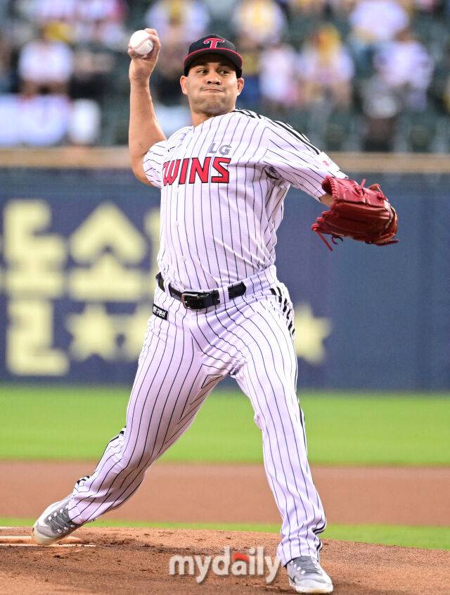 2025년 9월 11일 오후 서울 잠실구장에서 열린 '2025 신한 SOL뱅크 KBO 리그' KT 위즈와 LG 트윈스의 경기LG 선발투수 치리노스가 역투하고 있다./잠실=유진형 기자