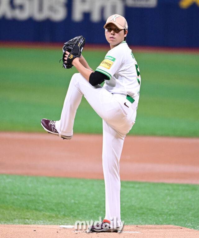 2025년 7월 23일 오후 서울 고척스카이돔에서 열린 '2025 신한 SOL뱅크 KBO 리그' 롯데 자이언츠와 키움 히어로즈의 경기. 키움 선발투수 하영민이 역투하고 있다./마이데일리