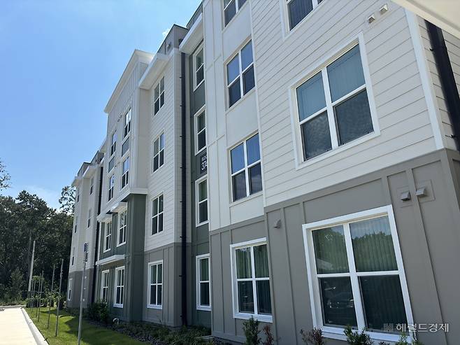 미국 플로리다주 올랜도의 부담가능주택인 펀 그로브 아파트의 외관. 김희량 기자