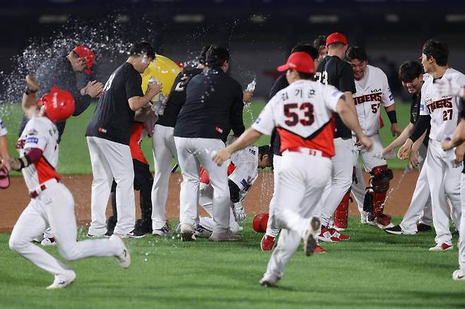 KIA 선수들이 12일 두산과 홈 경기에서 끝내기 승리를 거둔 뒤 기뻐하고 있다. KIA 타이거즈