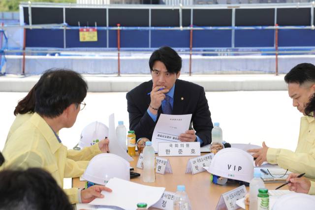 한준호 더불어민주당 의원이 11일 경기도 고양시 덕양구 도내동 창릉지구에서 열린 국회의원실-한국토지주택공사(LH) 합동 점검회의에서 LH 관계자들과 회의를 하고 있다. 연합뉴스