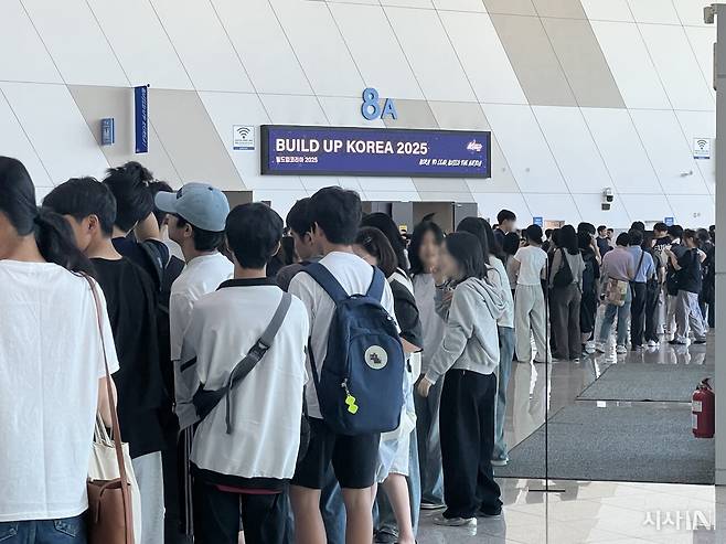 고양시 킨텍스의 빌드업코리아 행사장에 들어가기 위해 줄을 서서 기다리는 참가자들. ⓒ시사IN 조남진