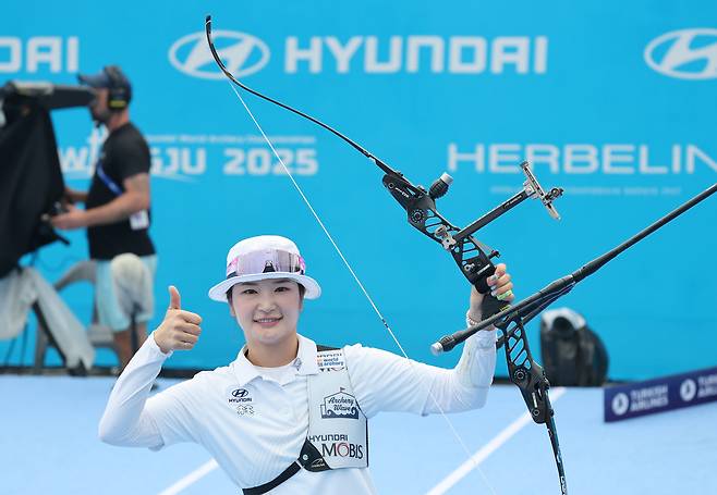 12일 광주 동구 국립아시아문화전당 5·18민주광장에서 열린 2025 세계양궁선수권대회 리커브 여자 개인전 결승에서 승리한 강채영이 기념촬영을 하고 있다. 연합뉴스