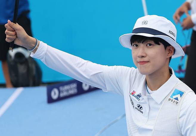 12일 광주 동구 국립아시아문화전당 5·18민주광장에서 열린 2025 세계양궁선수권대회 리커브 여자 개인전 동메달 결정전에서 승리한 안산이 손을 들고 있다. 연합뉴스