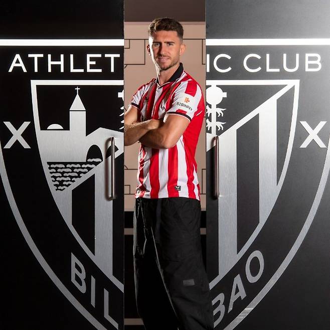 에미리크 라포르트가 아슬레틱 빌바오 유니폼을 입고 포즈를 취하고 있다. /사진=아슬레틱 빌바오 공식 사회관계망서비스(SNS)