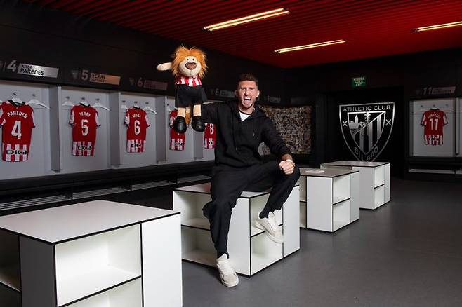아슬레틱 빌바오 마스코트 인형을 들고 포효하는 에미리크 라포르트. /사진=아슬레틱 빌바오 공식 사회관계망서비스(SNS)