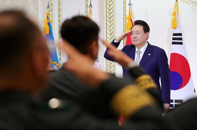 2023년 2월 윤석열 전 대통령이 청와대 영빈관에서 열린 상반기 육군·해군·해병대·공군 준장 진급자 및 진급 예정자 삼정검 수여식에서 진급 장성으로부터 거수경례를 받고 있다. 대통령실통신사진기자단
