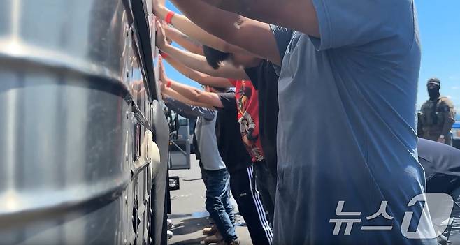 미국 이민세관단속국(ICE)이 조지아주 내 현대자동차그룹과 LG에너지솔루션 합작 배터리 공장 건설 현장에서 한국인 직원 300여 명을 체포하는 영상을 체포 이튿날인 5일(현지 시각) 공개했다. (ICE 홈페이지. 재판매 및 DB금지) 2025.9.6/뉴스1