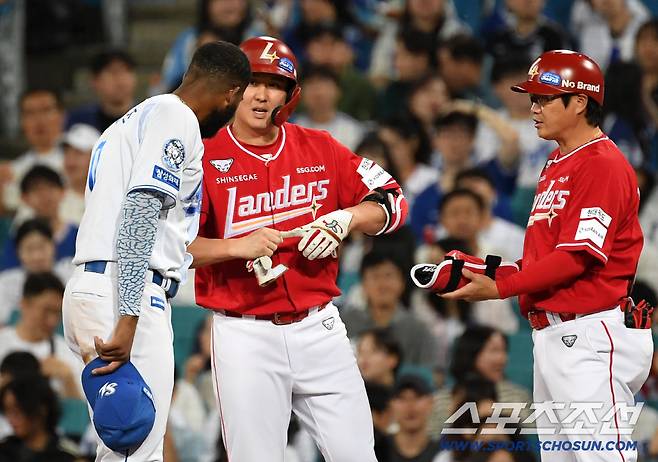 올 시즌 홈런 1위 디아즈도 KBO 최초 500홈런 타자 최정을 향해 존경을 표했다.