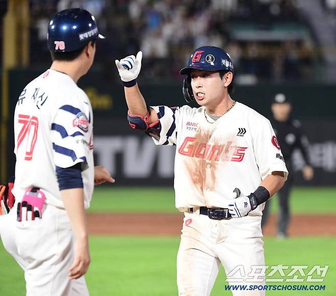 13일 부산 사직구장에서 열린 롯데와 SSG의 경기. 5회말 역전 2타점 적시타를 날리고 포효하는 롯데 황성빈. 부산=송정헌 기자songs@sportschosun.com/2025.09.13/