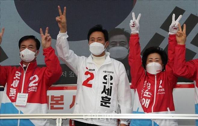 김순애 국민의힘 송파구의원 후보가 2021년 4·7 서울시장 보궐선거 공식선거운동기간이었던 그해 3월 26일 서울 송파구 새마을전통시장 입구에서 열린 오세훈 서울특별시장 후보의 집중유세에서 배현진 의원의 권유와 오 후보의 호명을 받고 유세차에 올라, 오 후보로부터 지지 호소를 받고 있다. ⓒ국회사진취재단