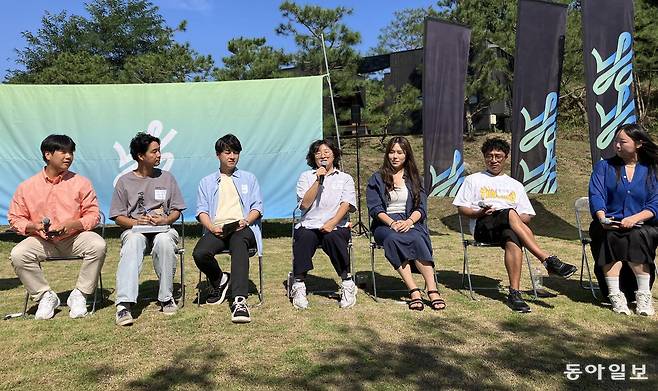 2025 농게더링 포럼에 참석한 청년 7인이 1세션에서 발표하고 있다. 왼쪽부터 박영민 임성민 채수인 박세원 편채원 정지영 이지현 대표. 괴산=신석호 기자 kyle@donga.com