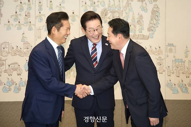이재명 대통령과 여야 지도부가 용산 대통령실에서 오찬 회동을 진행한 8일 정청래 더불어민주당 대표(왼쪽)와 장동혁 국민의힘 대표가 이 대통령을 사이에 두고 악수를 하고 있다. 대통령실사진기자단