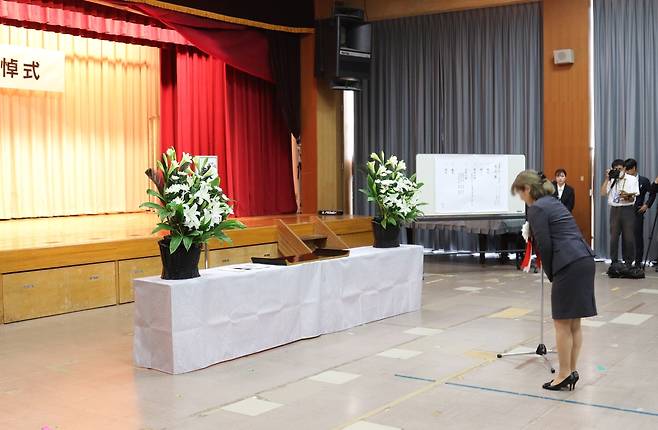 일본 니가타현 사도섬 아이카와개발종합센터에서 13일 열린 ‘사도광산 추도식’에서 일본 정부 대표로 참가한 오카노 유키코 외무성 국제문화교류심의관이 추도사를 읽은 뒤 인사하고 있다. 한국은 작년에 이어 올해도 추도식에 불참해 2년 연속 ‘반쪽’ 행사로 치러졌다. 연합뉴스