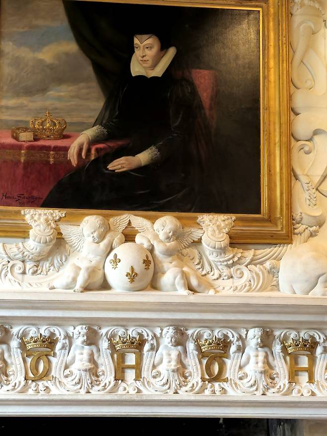 디안의 침실 카트린 초상화 아래 벽난로에 D와 C를 겹쳐서 만든 모노그램.