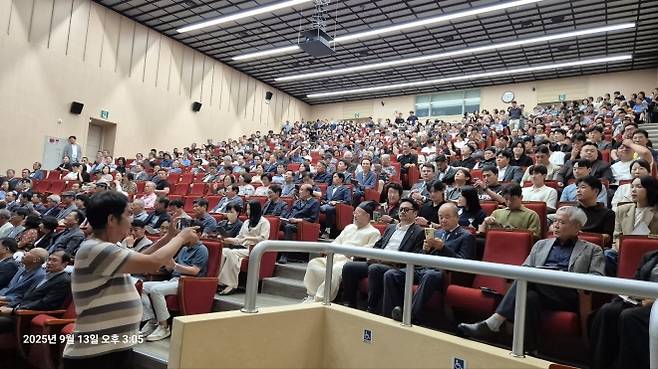 ‘순천학(順天學)연구소’ 출범식에서 첨석자들이 허석 상임대표의 창립 선언 내용을 경청하고 있다.