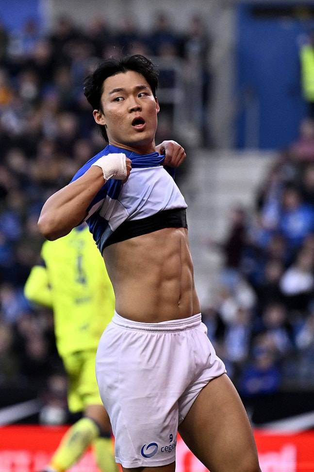 ▲ 오현규는 헹크에 잔류하게 됐다. 이번 사건으로 적잖은 잡음을 겪었지만, 시즌이 진행되는 동안 실력으로 스스로를 입증할 기회는 여전히 많다. 분데스리가 입성은 불발됐으나, 헹크에서 꾸준히 득점을 이어간다면 더 큰 무대의 문은 다시 열릴 수 있다. 한 번 날아간 기회가 재차 찾아올지는 오현규의 발끝에 달려 있다. ⓒ 헹크