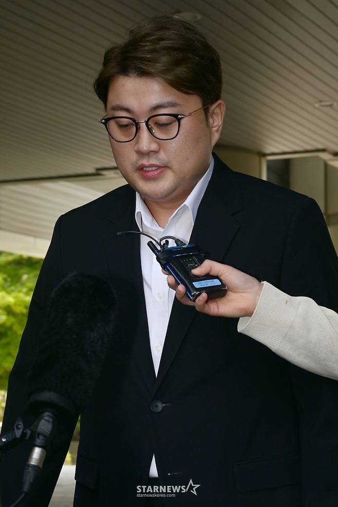 음주 운전 뺑소니 등의 혐의로 구속 영장이 청구된 트로트 가수 김호중이 영장실질심사를 받기 위해 24일 오전 서울중앙지방법원으로 들어서고 있다. /2024.05.24 /사진=이동훈