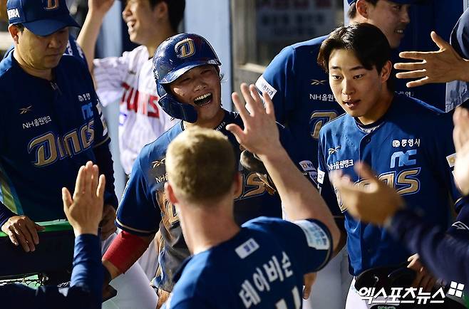 18일 오후 서울 송파구 잠실야구장에서 열린 '신한 SOL Bank KBO리그' NC 다이노스와 LG 트윈스의 경기, 8회초 1사 1루 NC 서호철 타석 때 1루주자 최정원이 2루 도루를 시도, LG의 연이은 송구 실책으로 홈까지 쇄도하며 득점을 올린 뒤 더그아웃에서 동료들과 하이파이브를 나누고 있다. 엑스포츠뉴스 DB