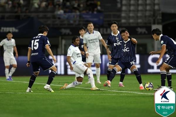 수원삼성 파울리뇨가 13일 서울 목동종합운동장에서 열린 하나은행 K리그2 2025 29라운드 서울이랜드와의 경기에서 볼경합하고 있다. /한국프로축구연맹 제공