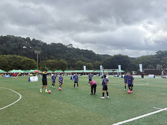 '제16회 대전 동구청장배 전국 풋살대회'에 참가한 선수들이 9월 13일 대전대 종합운동장에서 경기 시작 전 몸을 풀고 있다.(사진=심효준 기자)