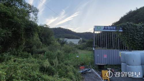 지난 12일 평창읍 약수리 산45 일대에 수원여대 평창캠퍼스 공사현장이 방치돼 있다. 강동휘기자