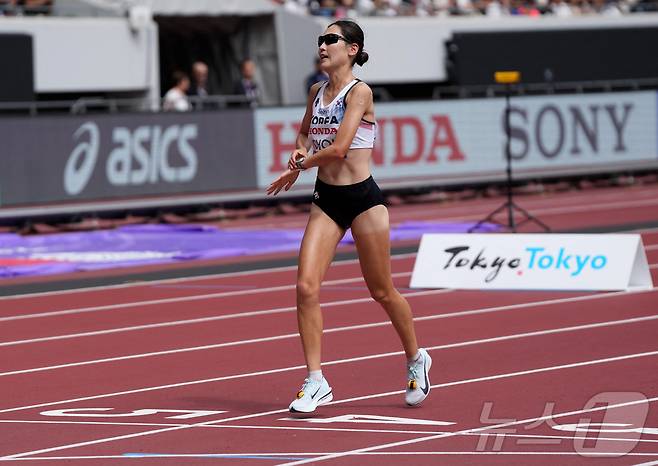 최경선이 14일 일본 도쿄에서 열린 육상세계선수권대회 여자 마라톤 경기에서 결승선을 통과하고 있다.ⓒ 로이터=뉴스1