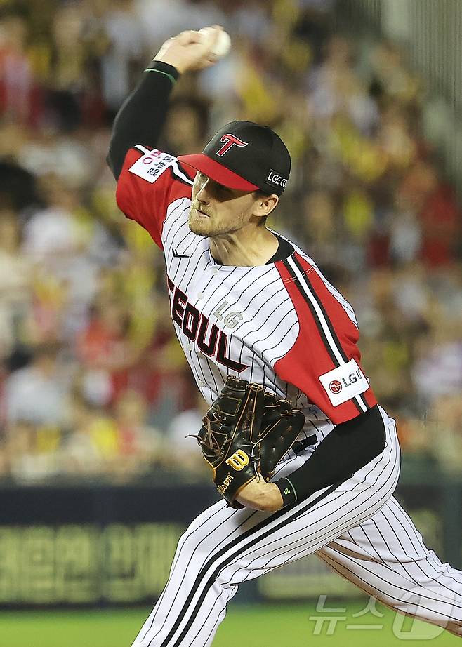 14일 오후 서울 송파구 잠실야구장에서 열린 프로야구 '2025 신한 SOL뱅크 KBO 리그' KIA 타이거즈와 LG 트윈스의 경기, LG 선발 톨 허스트가 6회초 등판해 힘차게 공을 던지고 있다. 2025.9.14/뉴스1 ⓒ News1 김진환 기자