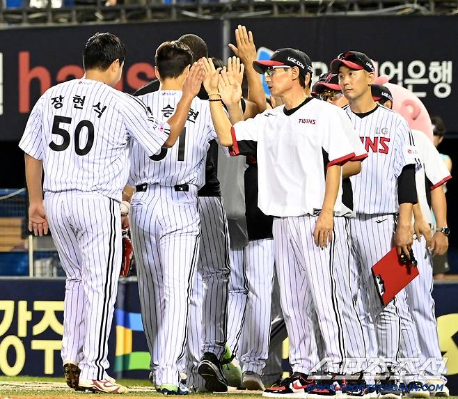 19일 잠실야구장에서 열린 롯데와 LG의 경기, LG가 5대2로 승리했다. 염경엽 감독이 장현식을 맞이하고 있다. 잠실=허상욱 기자wook@sportschosun.com/2025.08.19/