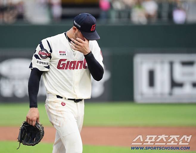 고개 떨군 벨라스케즈.