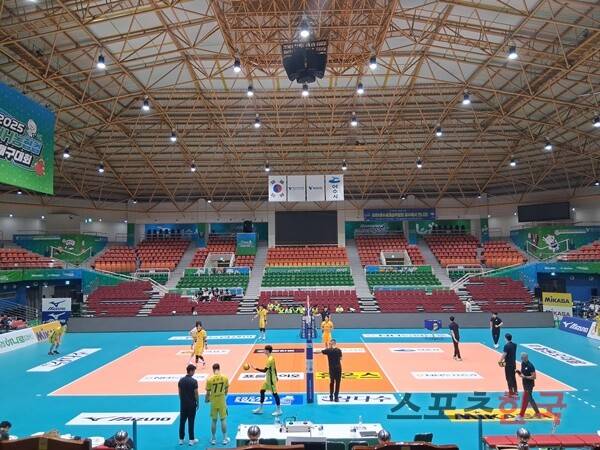 진남체육관에서 훈련 중이 KB손해보험 선수들. ⓒ스포츠한국 이정철 기자