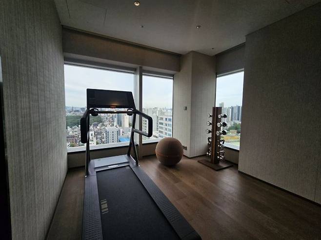 개인 피트니스룸이 마련된 객실. 사진=박재현 기자