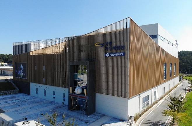 지난 10일 부산 기장군 일광읍 야구테마파크 부지 내 준공한 부산 기장 야구체험관·실내야구연습장 전경. 부산 기장군 제공