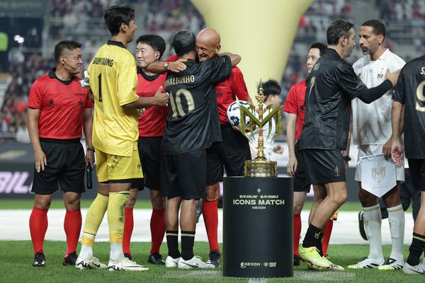 인사를 나누는 호나우지뉴와 피레를루이지 콜리나. 넥슨 제공