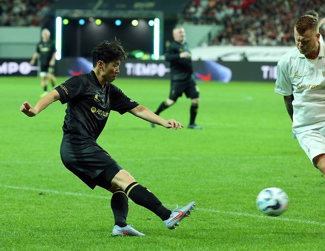 <yonhap photo-4488=""> 선발 출전한 박지성 (서울=연합뉴스) 한종찬 기자 = 14일 서울월드컵경기장에서 열린 2025 넥슨 아이콘 매치. 스피어 박지성이 슛하고 있다. 2025.9.14 saba@yna.co.kr/2025-09-14 20:02:46/ <저작권자 ⓒ 1980-2025 ㈜연합뉴스. 무단 전재 재배포 금지, AI 학습 및 활용 금지></yonhap>