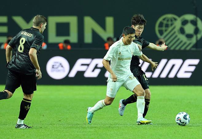 <yonhap photo-4503=""> 한국 레전드의 격돌 (서울=연합뉴스) 한종찬 기자 = 14일 서울월드컵경기장에서 열린 2025 넥슨 아이콘 매치. 스피어팀 박지성과 실드팀의 이영표가 볼을 다투고 있다. 2025.9.14 saba@yna.co.kr/2025-09-14 20:17:01/ <저작권자 ⓒ 1980-2025 ㈜연합뉴스. 무단 전재 재배포 금지, AI 학습 및 활용 금지></yonhap>