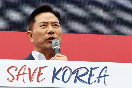 손현보 부산 세계로교회 목사가 지난 3월 서울 영등포구 여의도 여의대로에서 열린 '세이브코리아 3·1절 국가비상기도회'에서 발언을 하고 있다. 뉴스1